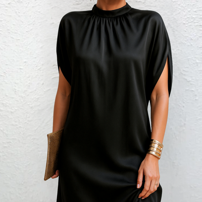 Elegant Satin Kjole Der Fremhæver Kroppen