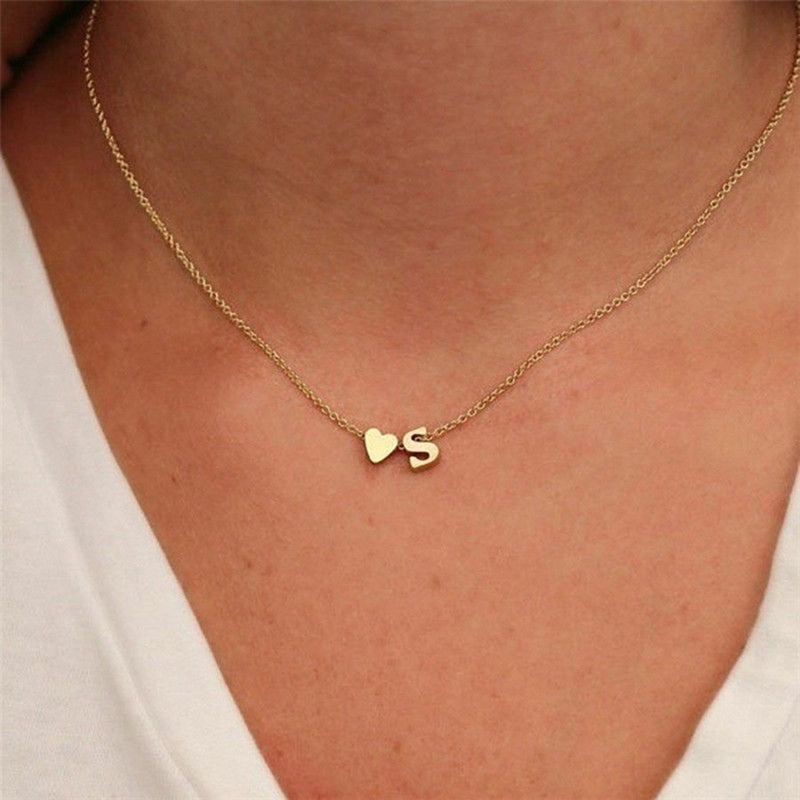navnesmykke med initialen Ria | 18k Guld