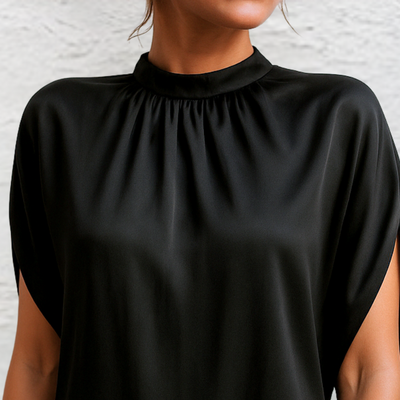 Elegant Satin Kjole Der Fremhæver Kroppen