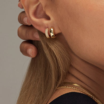Opdag de unikke huggies øreringe Amy | 18k guld