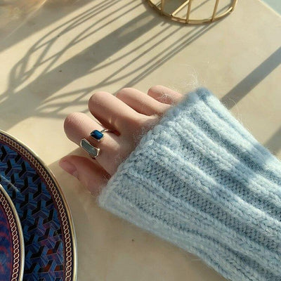 Elegant åbent ring med safir