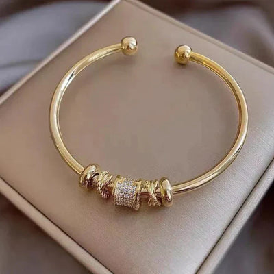 Justerbar armbånd med gyldne vedhæng