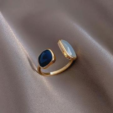 Elegant åbent ring med safir