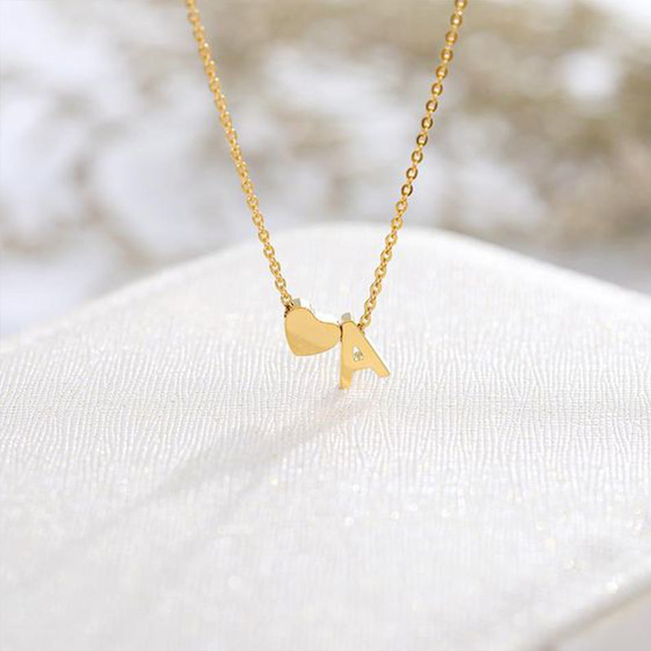 navnesmykke med initialen Ria | 18k Guld