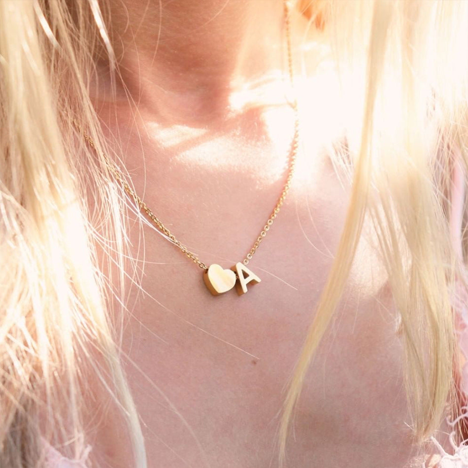 navnesmykke med initialen Ria | 18k Guld