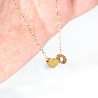 navnesmykke med initialen Ria | 18k Guld