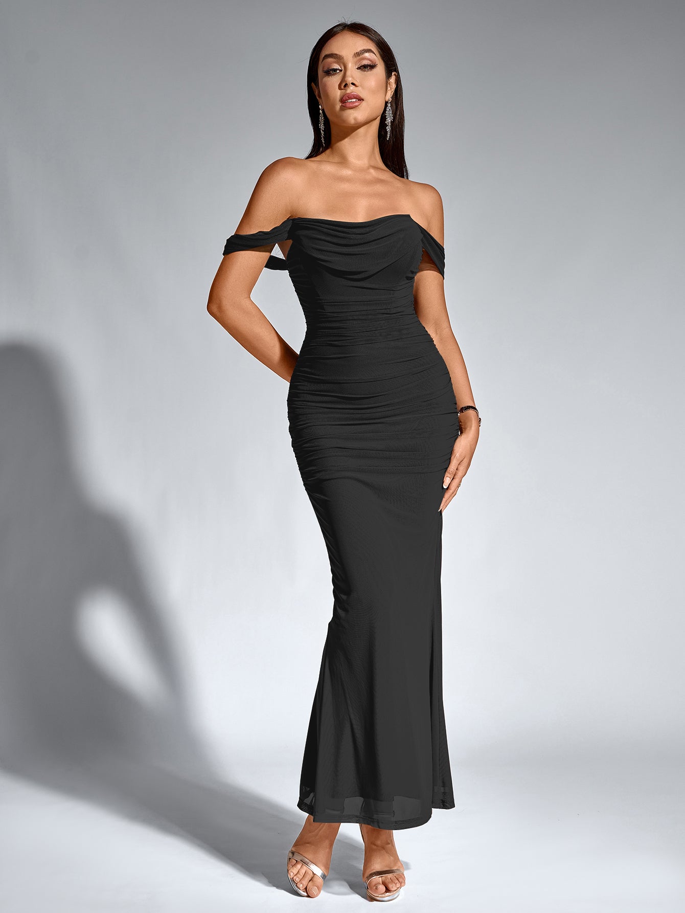 Off-Shoulder Kjole, Rynket & Lynlås Bagpå