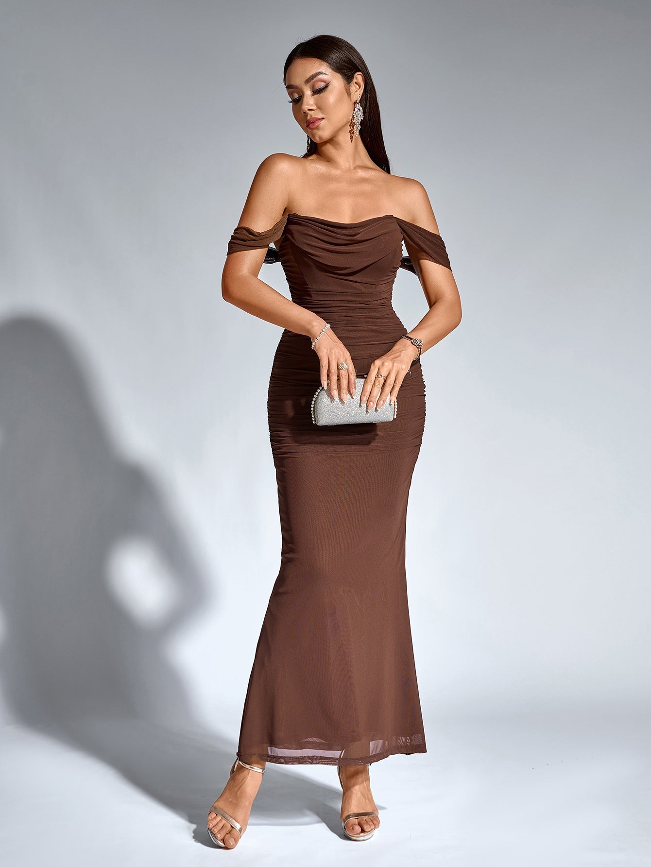 Off-Shoulder Kjole, Rynket & Lynlås Bagpå