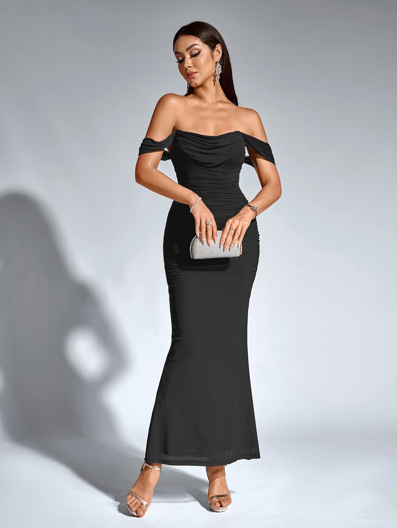 Off-Shoulder Kjole, Rynket & Lynlås Bagpå