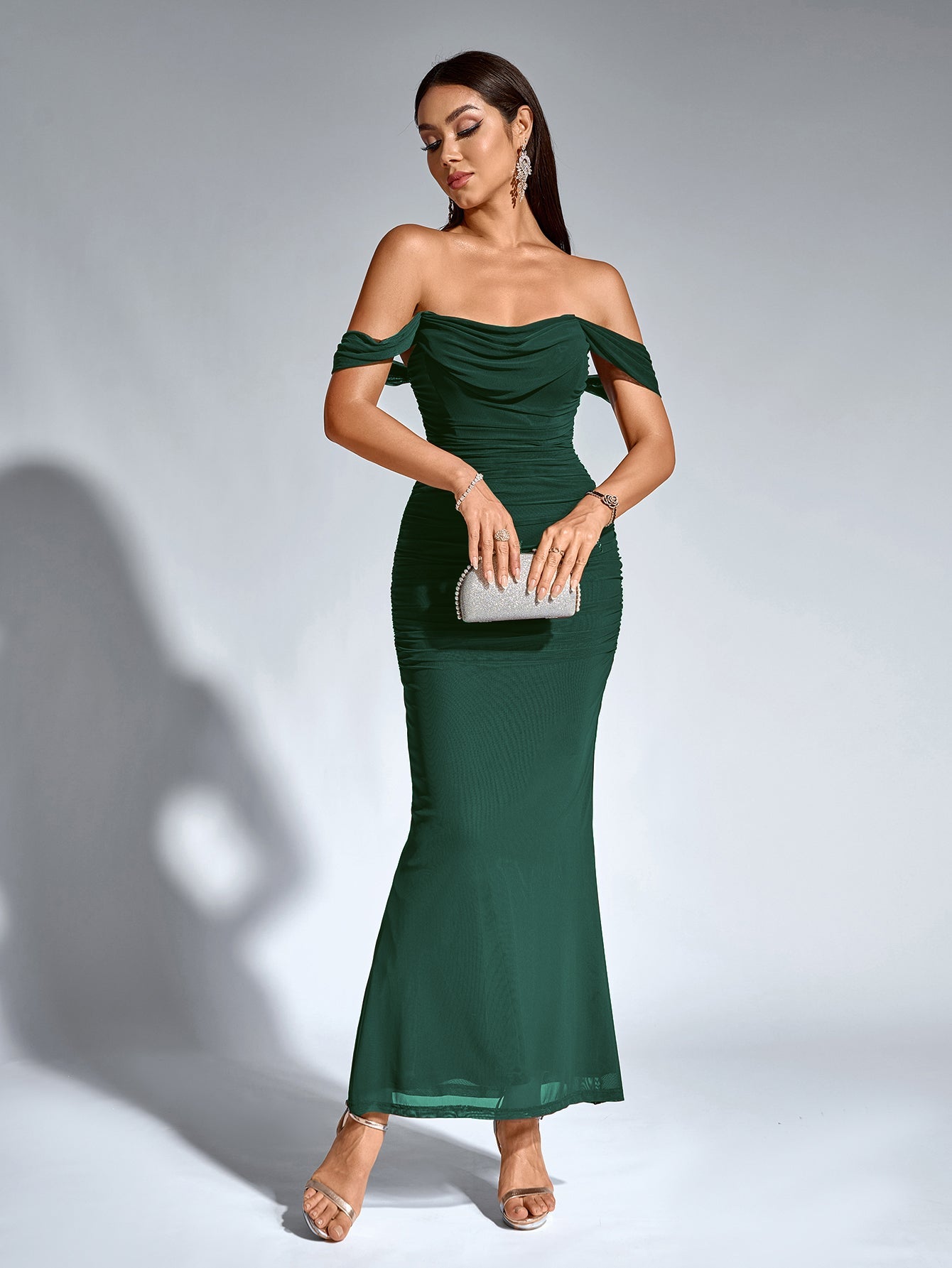 Off-Shoulder Kjole, Rynket & Lynlås Bagpå