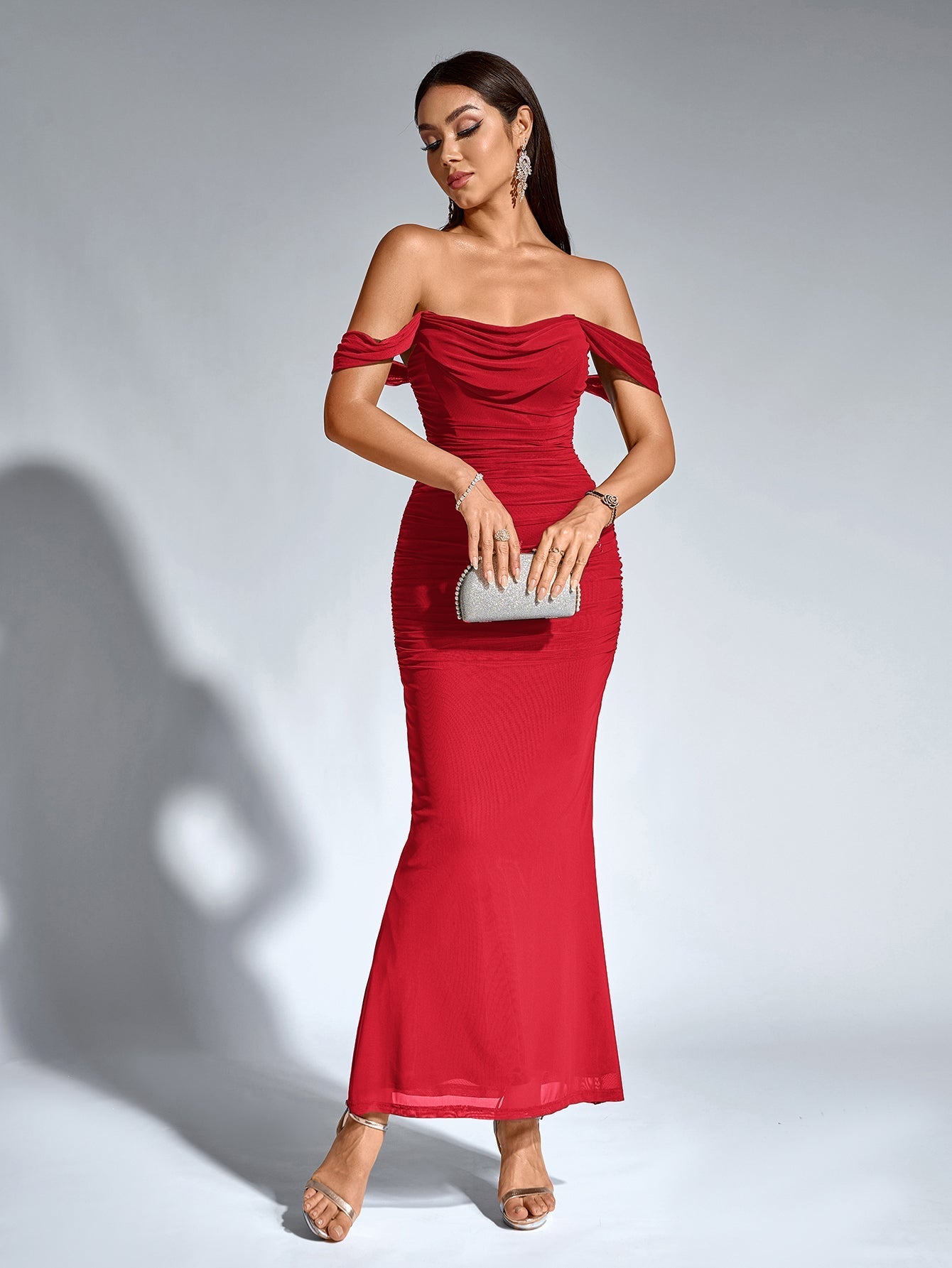 Off-Shoulder Kjole, Rynket & Lynlås Bagpå