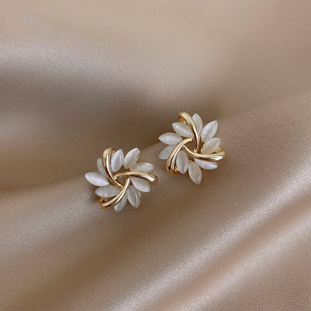 Elegante og eksklusive cirkeløreringe i opal petal i guld - DK