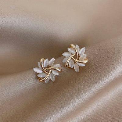Elegante og eksklusive cirkeløreringe i opal petal i guld - DK