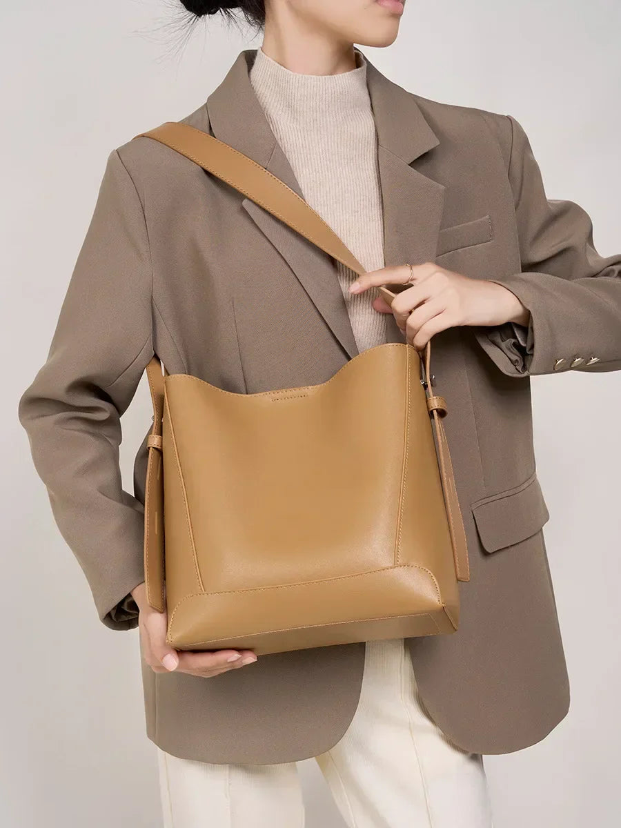 tine™ – elegant sandfarvet skuldertaske med bæltehank