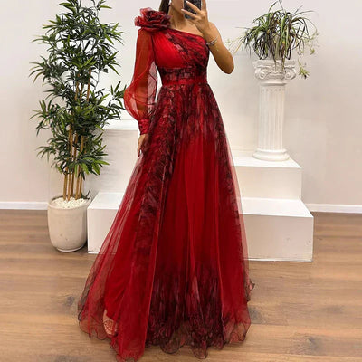 Rosea Trendy maxikjole med net på det ene skulder med print