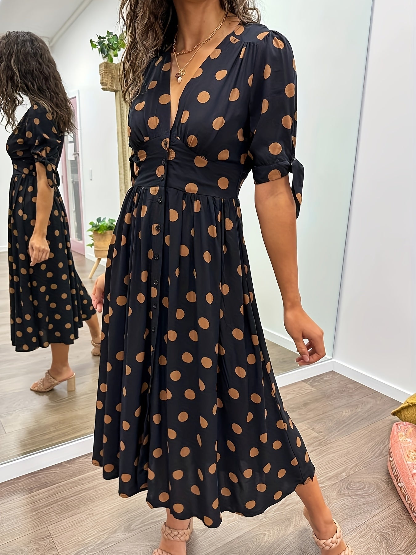 Priscilla Midi Kjole med Dots og Knapper