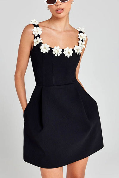 Cindy | Feminine Mini Kjole med Blomsterapplikationer