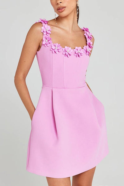Cindy | Feminine Mini Kjole med Blomsterapplikationer