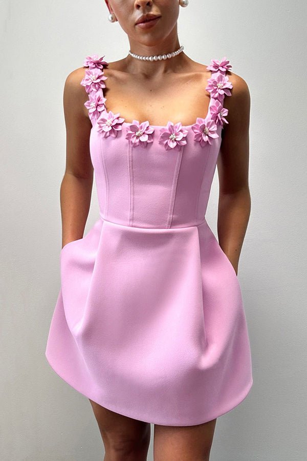 Cindy | Feminine Mini Kjole med Blomsterapplikationer