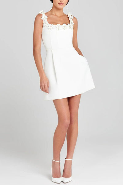 Cindy | Feminine Mini Kjole med Blomsterapplikationer