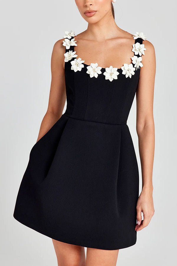 Cindy | Feminine Mini Kjole med Blomsterapplikationer