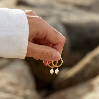 Bella øreringe med ferskvandsperler | Guld 18k