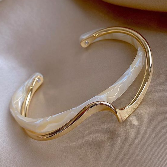 Elegant Armbånd i Hvid Opal og Guld - DK