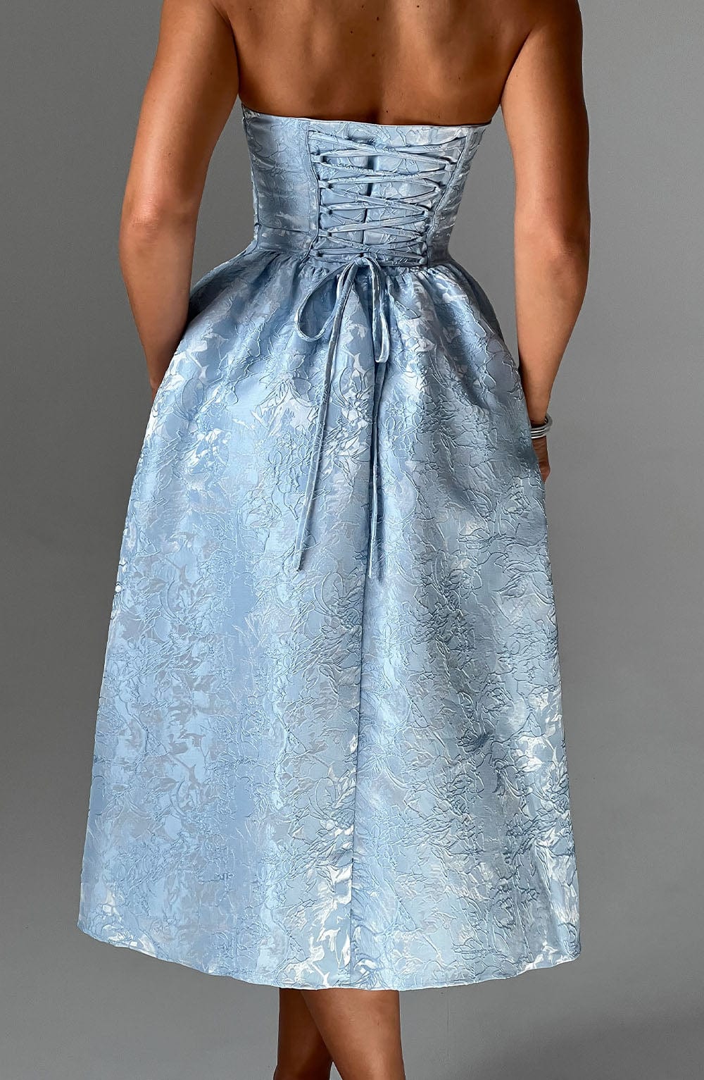 Rosa midi kjole uden stropper i jacquard